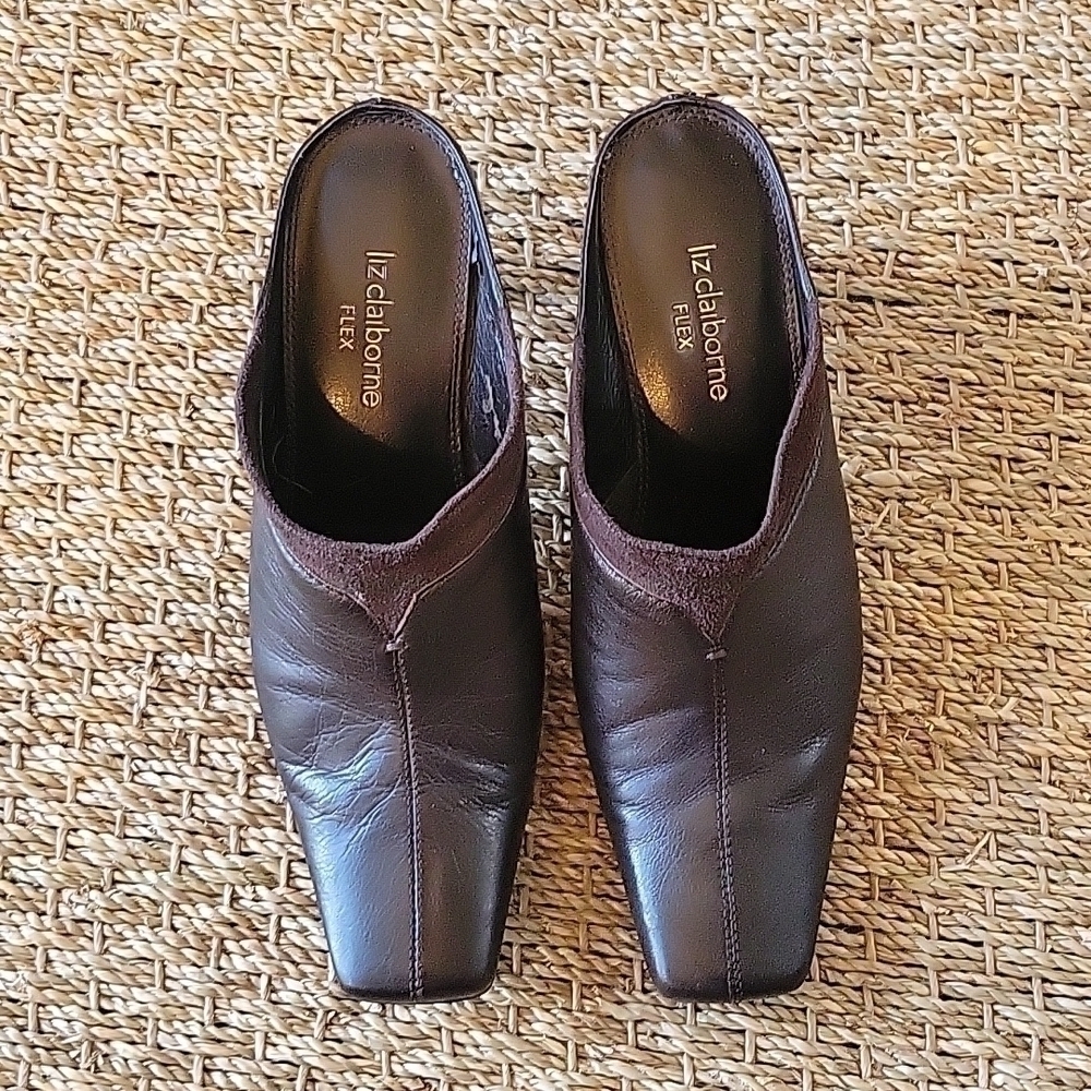 LIZ CLAIBORNE FLEX Dark Brown Slip On Leather Upper Heels. Size Is 6.5 M